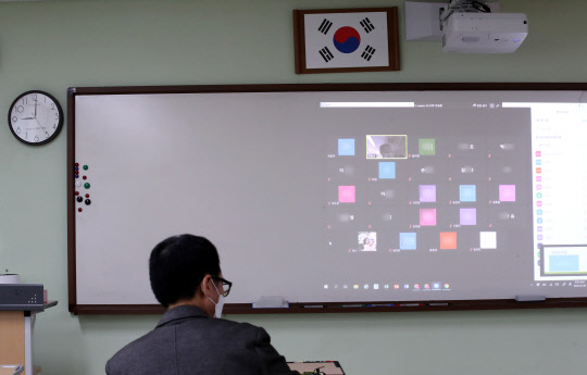 2020년 새 학기, 온라인에서의 첫 만남      (서울=연합뉴스) 홍해인 기자 = 9일 오전 서울 성동구 도선고등학교 3학년 7반 교실에서 담임 교사가 온라인 개학식을 하며 화면을 통해 학생들의 출석을 확인하고 있다.       교육부에 따르면 이날 전국 중학교 3학년, 고등학교 3학년이 온라인 개학을 한다. 16일에는 고 1∼2학년, 중 1∼2학년, 초 4∼6학년이 원격수업을 시작하고, 20일에는 초 1∼3학년이 온라인 개학한다. 2020.4.9      hihong@yna.co.kr  (끝)